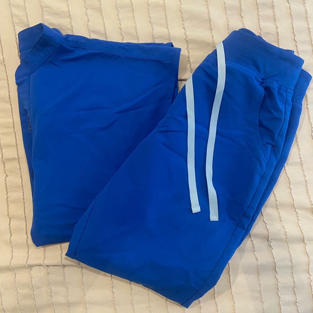 FIG SCRUBS

Rafaela Oversized Scrub Top: S
HW Zamora Jogger Scrub Pants: S